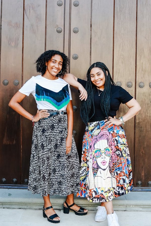 Quels conseils pour porter des jupes asymétriques avec des hauts sobres?