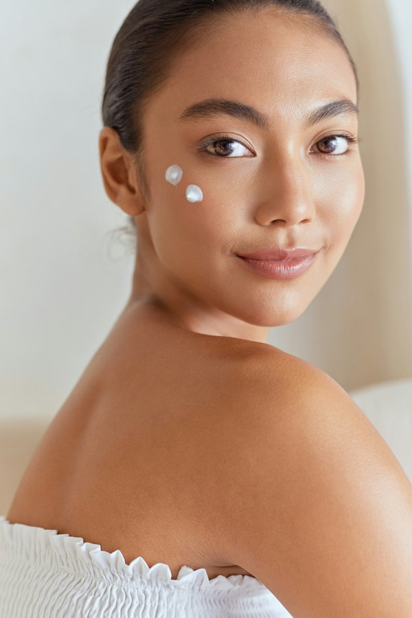 Crème hamamélis peau grasse : bienfaits et routine idéale